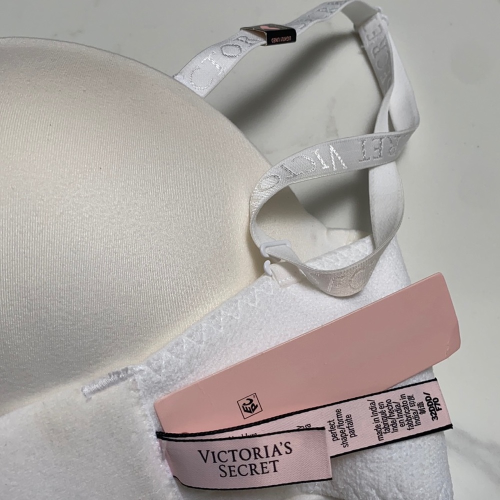 Victoria’s Secret 32DDD Body by Victoria lightly lined convertible bra